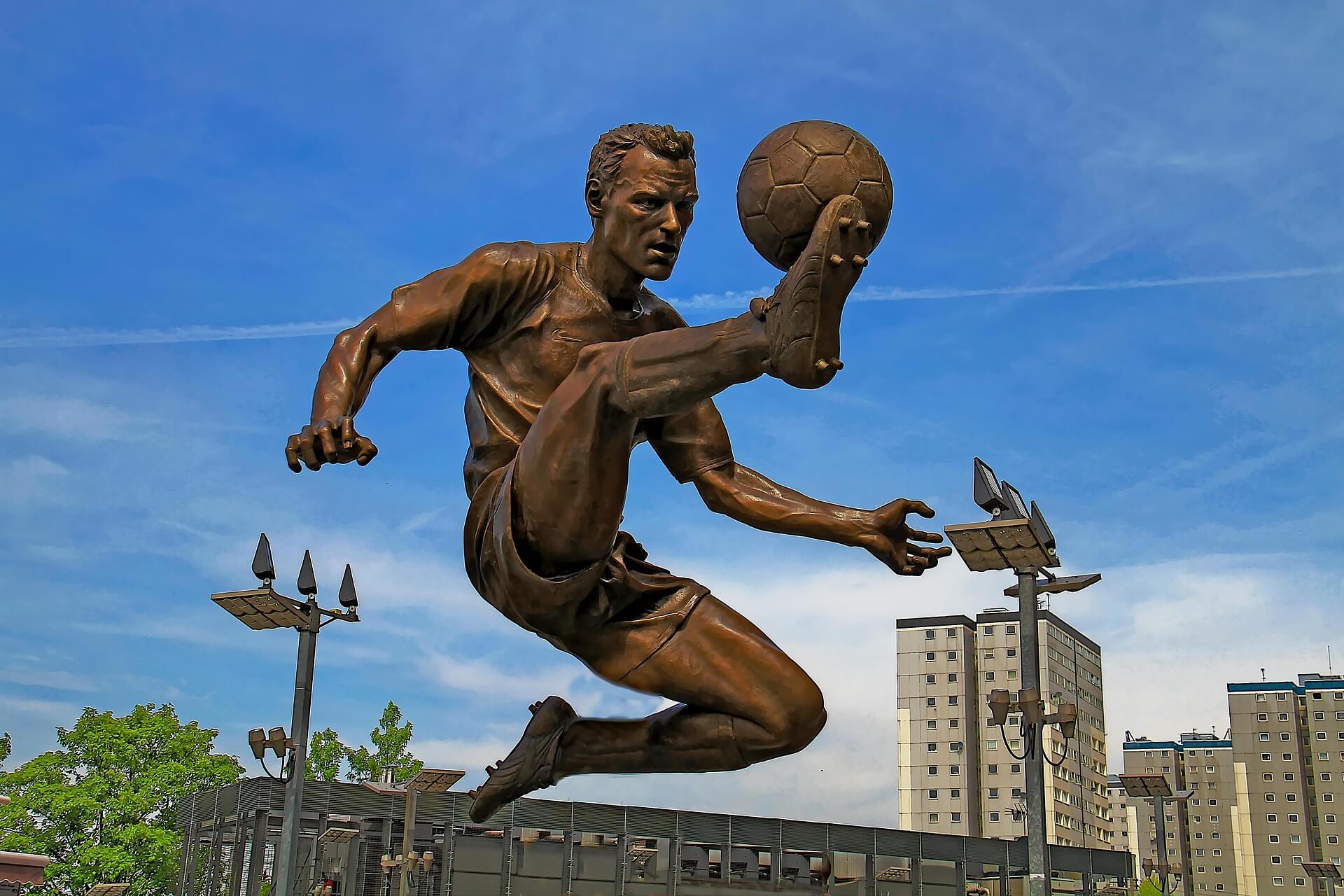 Estatua de jugador futbol